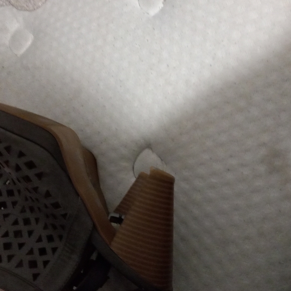 The shoes are really nice but they are 2 sizes too big and I can't wear them - Picture 3 of 4